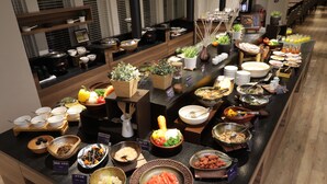 A buffet with various food items and dishes. - Quintessa Hotel Sapporo (Sapporo)