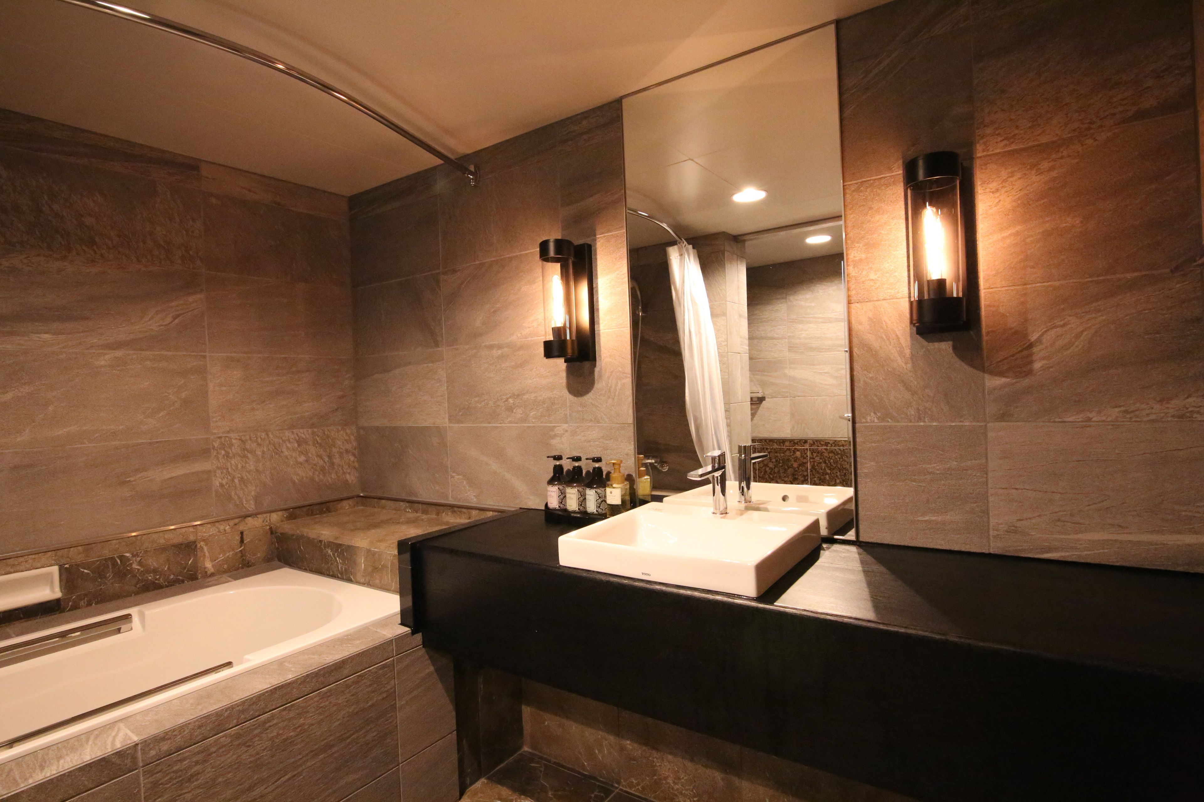 combined shower/bathtub, deep-soaking bathtub, free toiletries