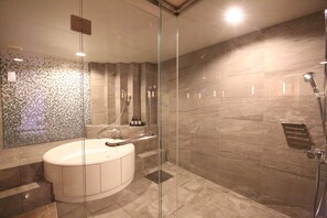 Combined shower/bathtub, deep-soaking bathtub, free toiletries - Quintessa Hotel Sapporo (Sapporo)