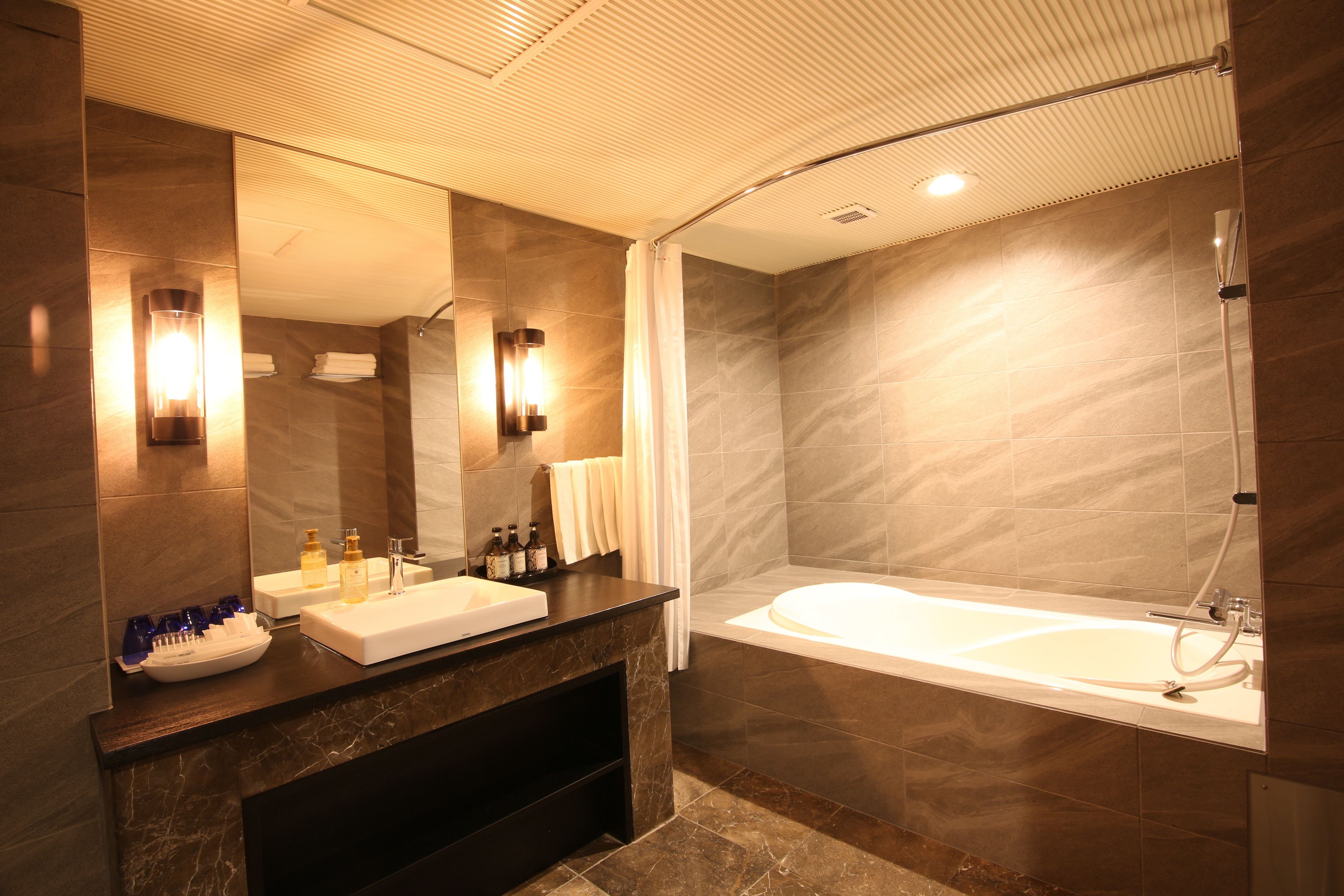 combined shower/bathtub, deep-soaking bathtub, free toiletries