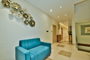 Coin salon dans le hall