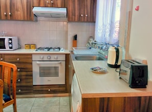 Departamento, 1 habitación | Cocina privada | Refrigerador, microondas, parrilla de estufa y cafetera y tetera 