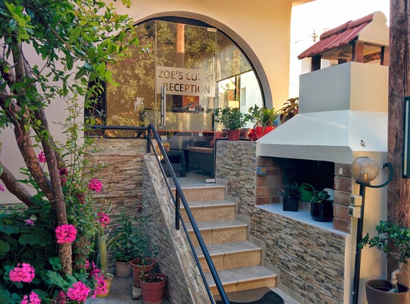 Property entrance - Zoe's Court (Chlorakas)