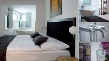 Ett hotellrum med en stor säng, ett badrum med badkar och en hylla med toalettartiklar.