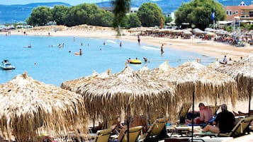 En la playa, camastros, sombrillas y toallas de playa 