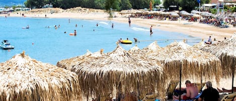 På stranden, solstolar, parasoller och strandhanddukar