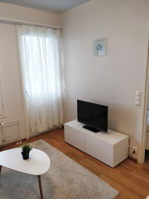 City Studio, 2 Single Beds | Living room