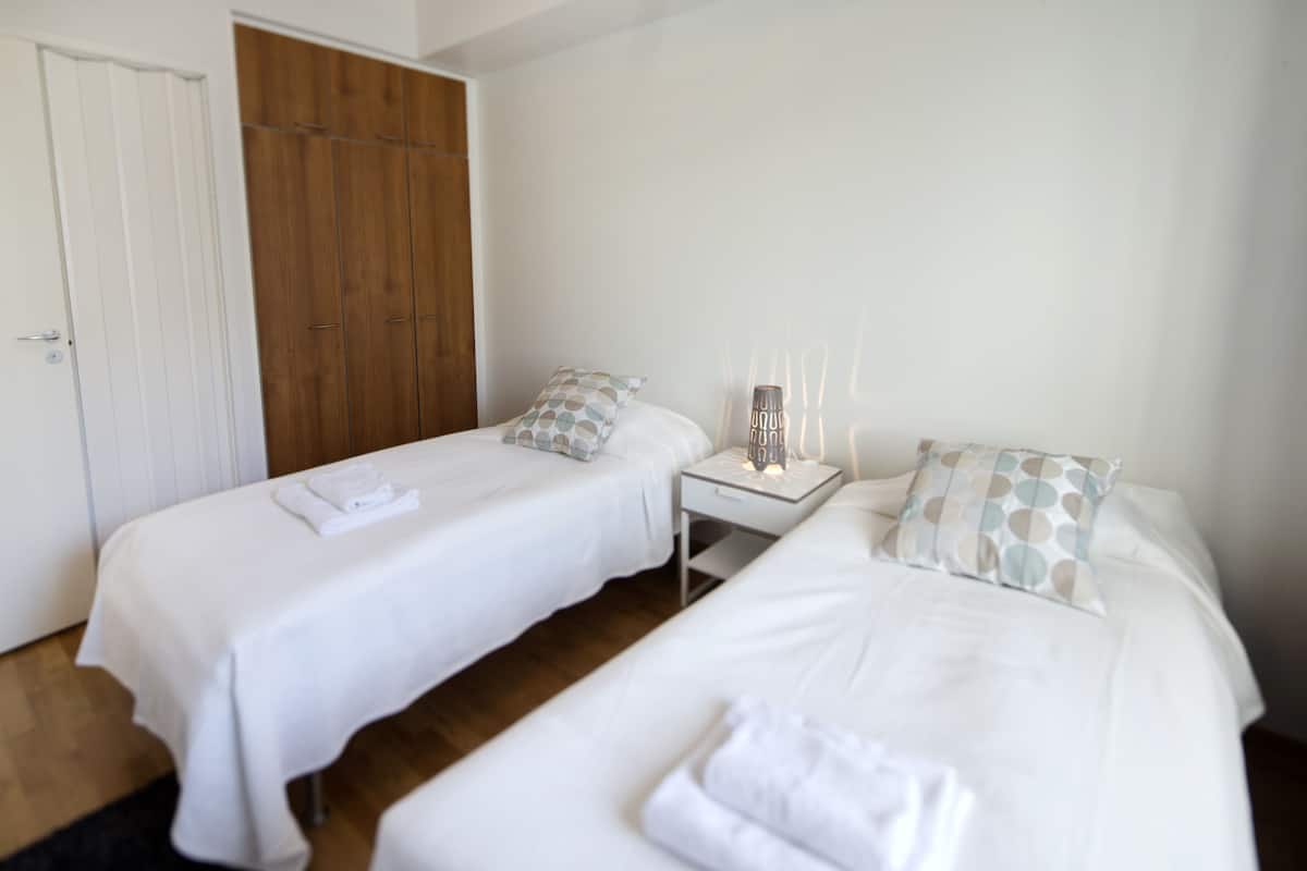 Appartement, 1 chambre, salle de bain privée | Bureau, système d’insonorisation, fer et planche à repasser