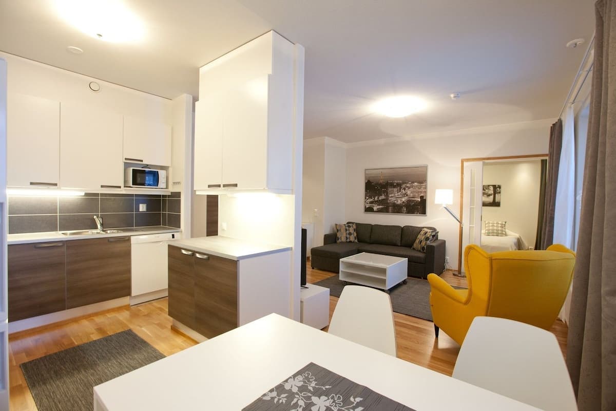 City Twin Room, 1 Bedroom, Sauna | Salle de séjour | Téléviseur à écran plat