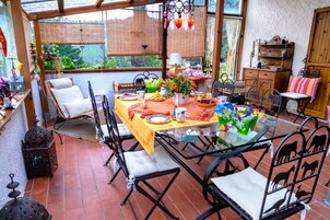 Daily continental breakfast (EUR 6 per person)