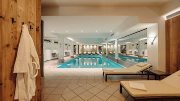 Indoor pool, sun loungers