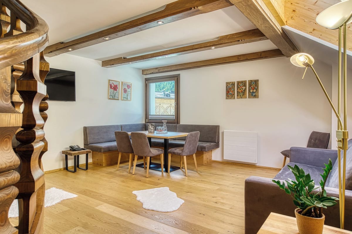 Suite, 2 Bedrooms | 1 bedroom, in-room safe, desk, blackout curtains