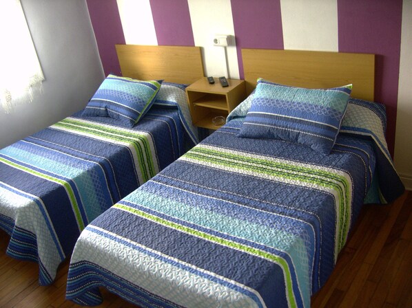 Twin Room, Shared Bathroom | Free WiFi, bed sheets - Pensión Gema Irun (Irun)