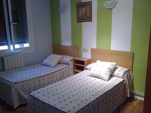 Habitación triple básica, baño compartido | Wifi gratis y ropa de cama