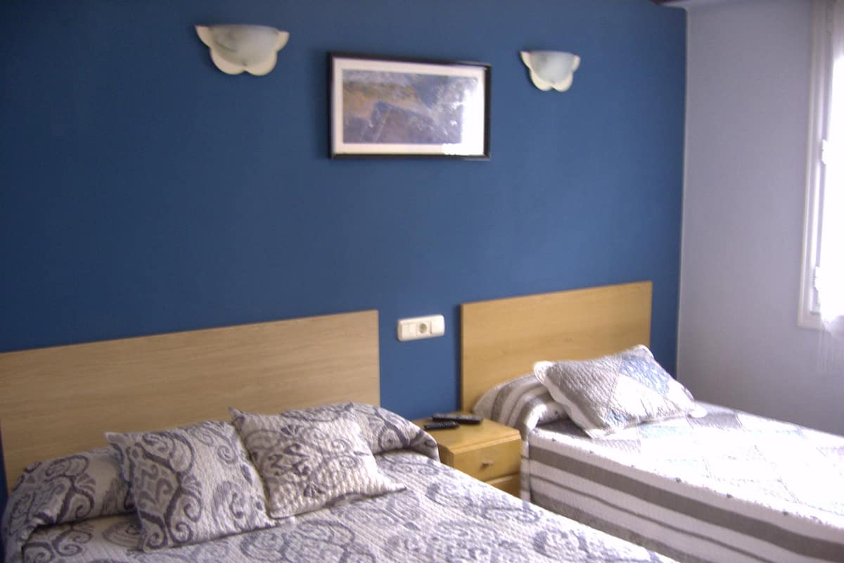 Double Room, Berbilang Katil, Shared Bathroom (2+1 ) | Wi-fi percuma, cadar katil