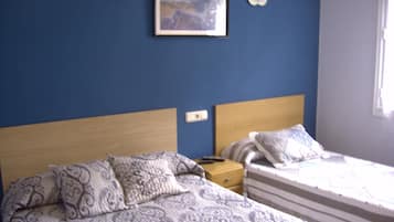Chambre Double, plusieurs lits, salle de bains commune (2+1 ) | Wi-Fi gratuit, draps fournis