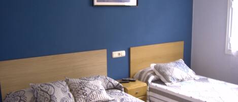 Habitación doble, varias camas, baño compartido (2+1 ) | Wifi gratis y ropa de cama
