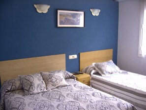 Double Room, Multiple Beds, Shared Bathroom (2+1 ) | Free WiFi, bed sheets - Pensión Gema Irun (Irun)
