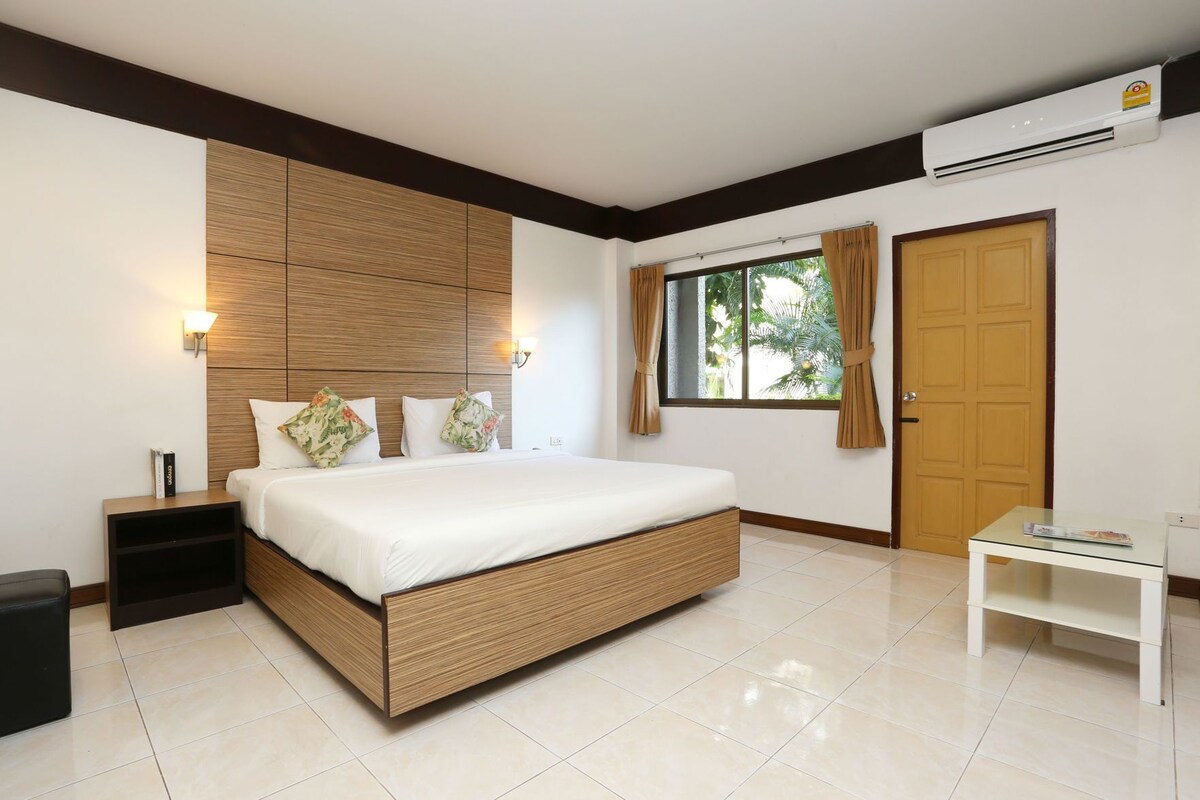 Desk, rollaway beds, free WiFi, bed sheets