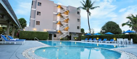 Hồ bơi ngoài trời, ghế dài tắm nắng