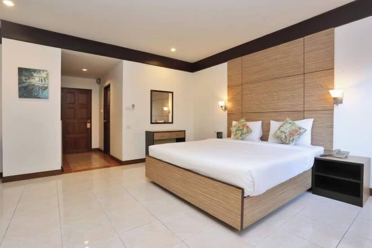 Desk, rollaway beds, free WiFi, bed sheets