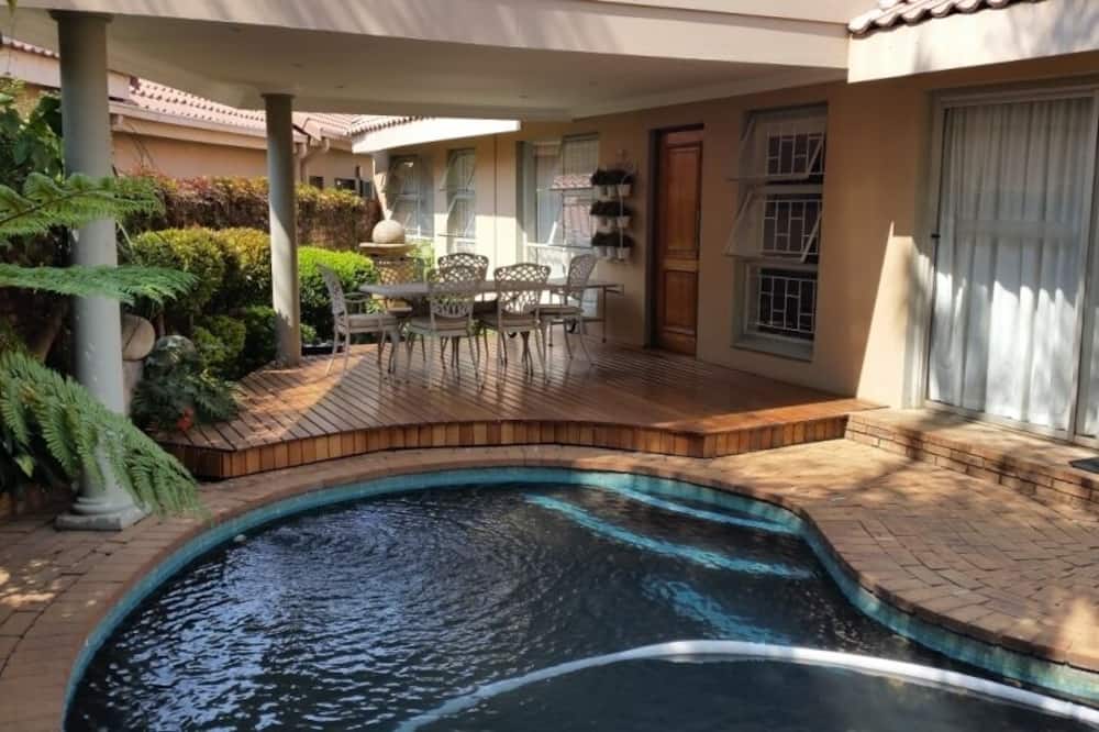 Royal Ridge Guest House and Apartments