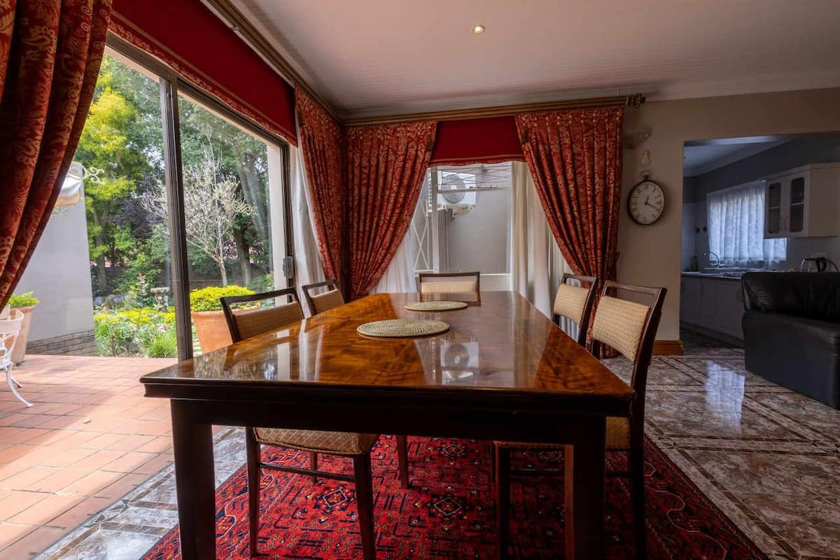 Suite familiare (The Garden 4) | Area soggiorno | TV a schermo piatto