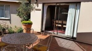 Family Suite (The Garden 4) | Terrace/patio - Royal Ridge Guest House and Apartments (Pretoria)