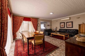 Suíte família (The Garden 4) | Área de estar | TV de tela plana