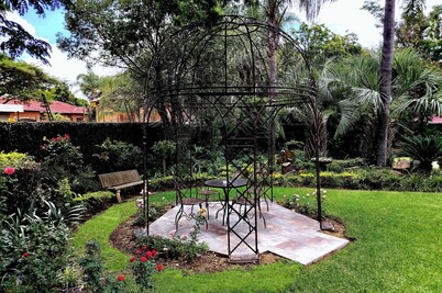 Royal Ridge Guest House and Apartments