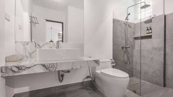 Bungalow Classique, 1 chambre, vue jardin (Tropical Bungalow) | Salle de bain | Douche, articles de toilette gratuits, sèche-cheveux