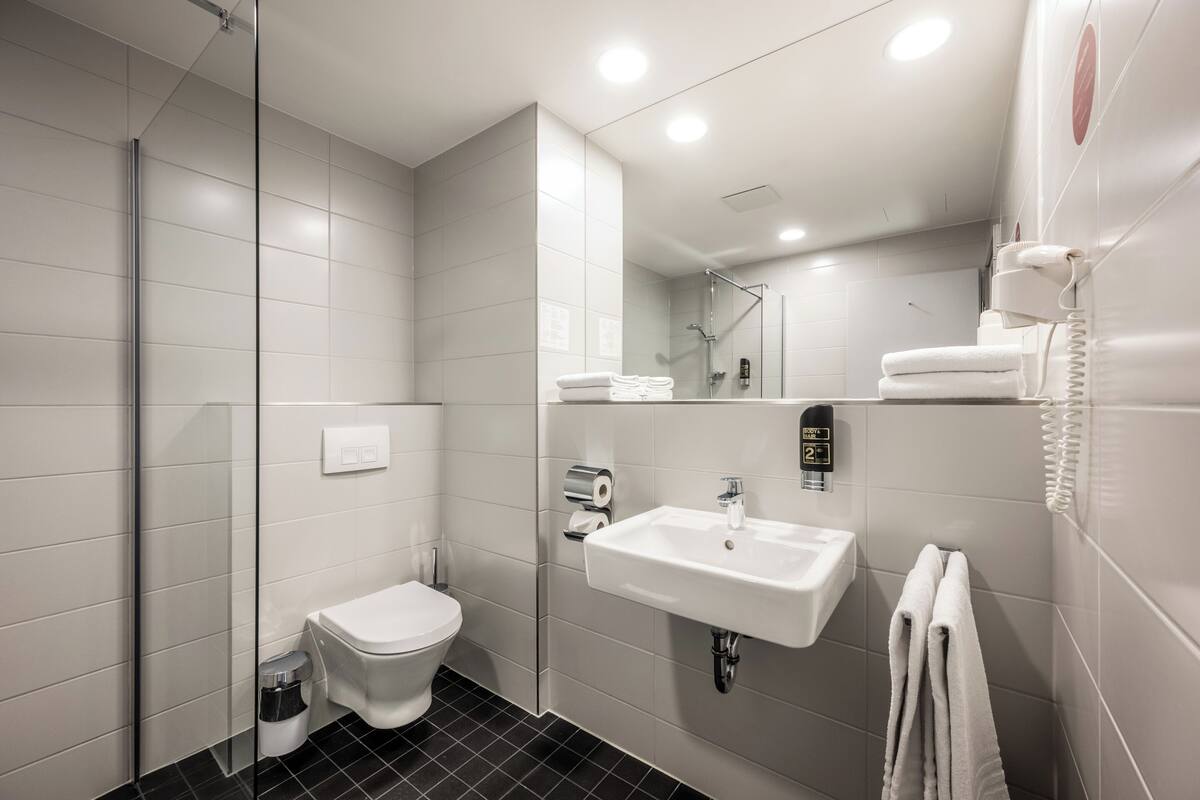 family room, 1 bedroom | bathroom | shower, hair dryer, towels