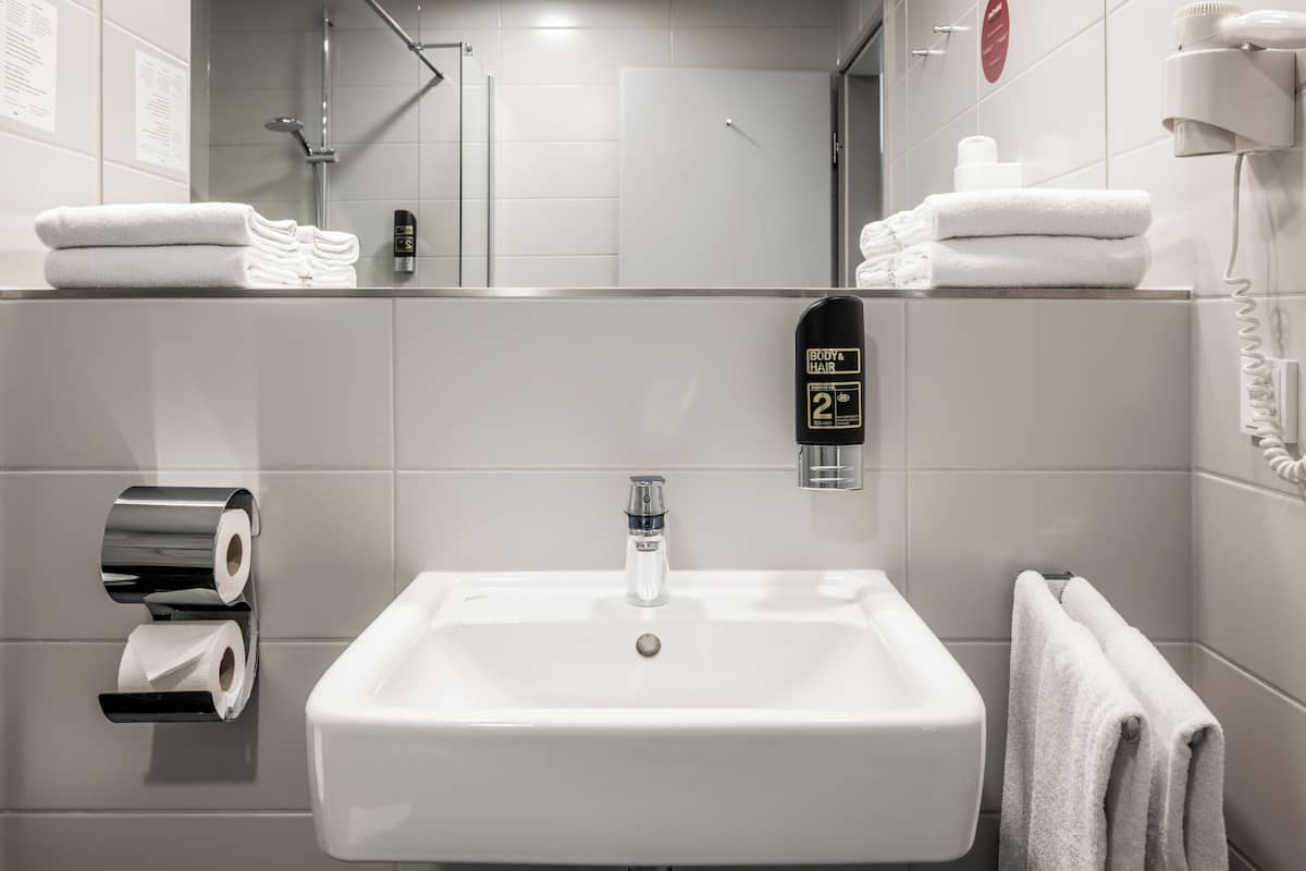 family room, 1 bedroom | bathroom | shower, hair dryer, towels