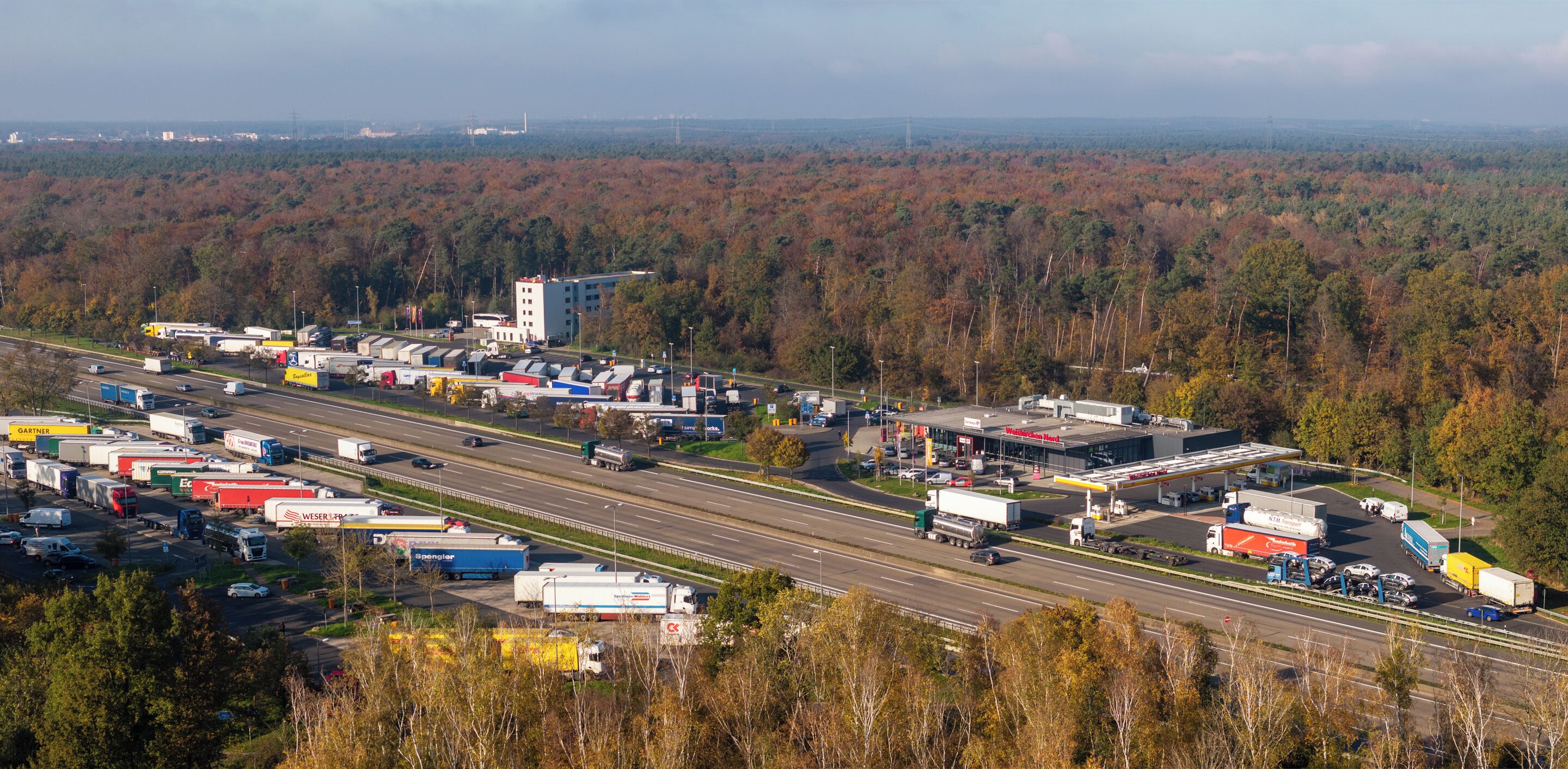 Un cruce de autopistas con varios carriles y mucho tráfico.