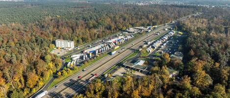 Ein Flughafen-Terminal mit mehreren Gates, einem Parkplatz und einer Start- und Landebahn.