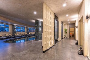Innendørsbasseng,2 utendørsbassenger, bassengparasoller og solsenger