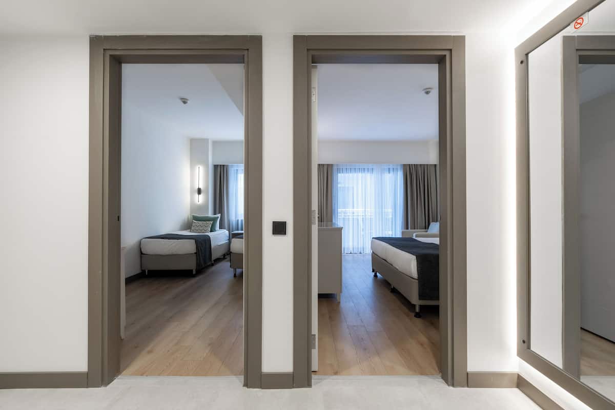 Familiekamer, 2 slaapkamers | 1 slaapkamer, een gratis minibar, een bureau, geluiddichte muren