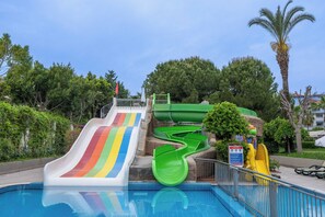 A water park with a pool, a rainbow slide, and a green water slide. - Side Breeze Hotel - All Inclusive (Manavgat)
