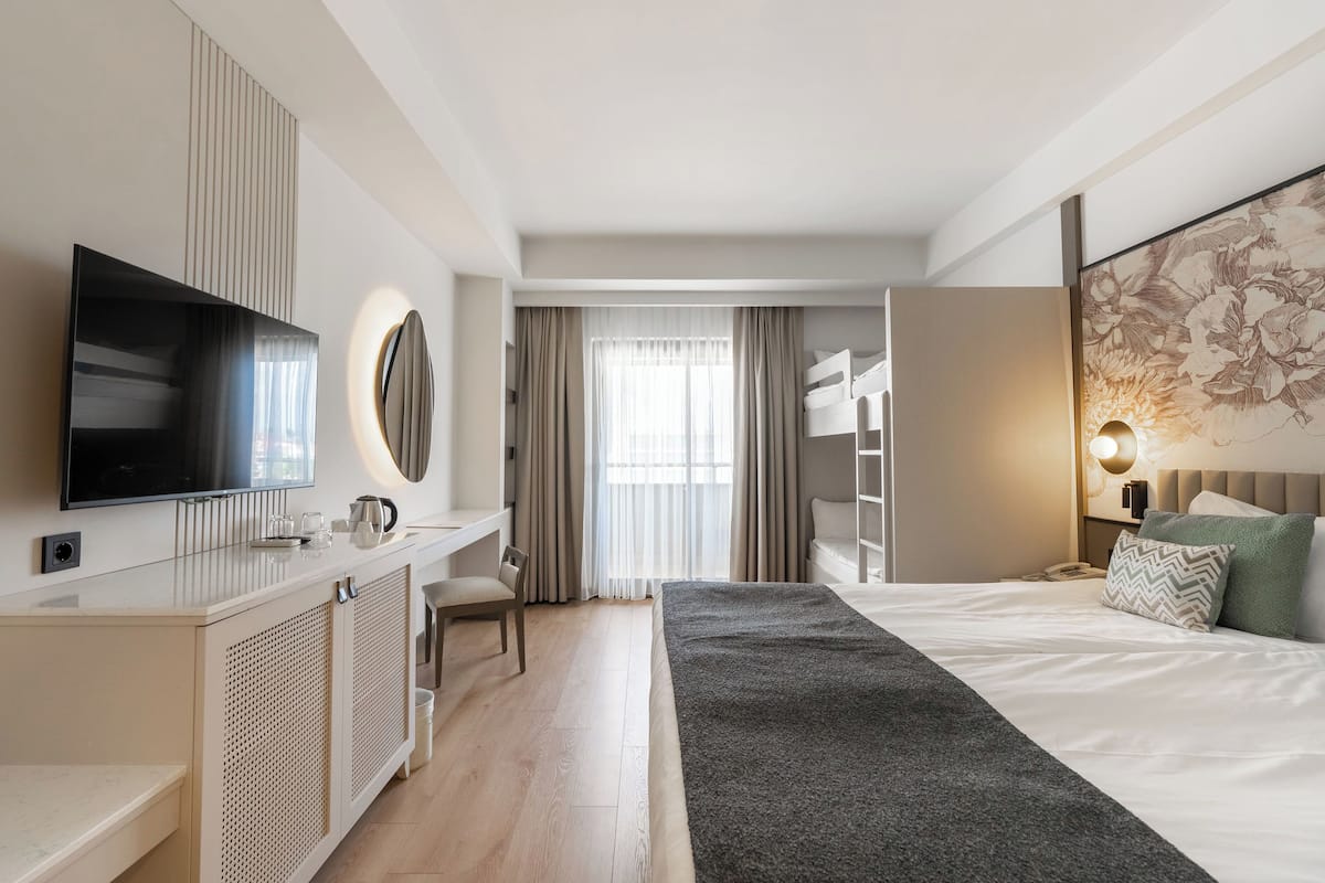 Standaard vierpersoonskamer | 1 slaapkamer, een gratis minibar, een bureau, geluiddichte muren