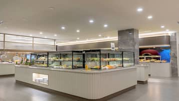 3 restaurants, serveren ontbijt, lunch, diner, internationale gerechten