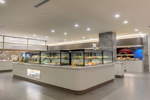 3 restaurants, serveren ontbijt, lunch, diner, internationale gerechten