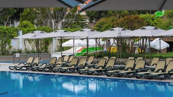 Piscine couverte, 2 piscines extérieures, parasols de plage