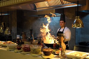3 restauranter: frokost, lunsj og middag serveres