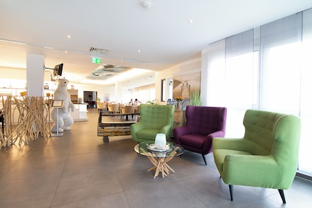 Sala de estar en el lobby. Nautic Hotel Bremerhaven