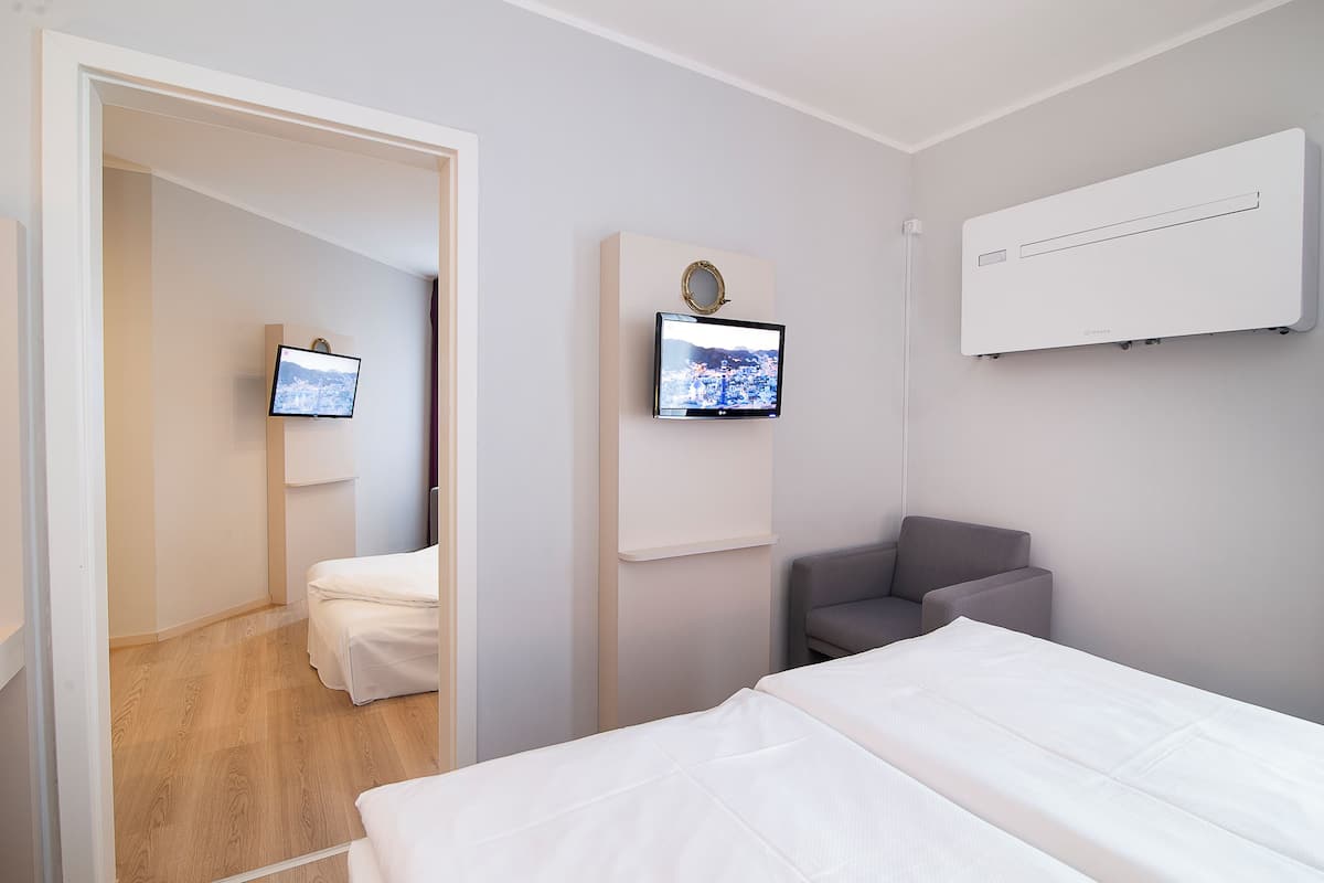 Suite | In-room safe, desk, soundproofing, iron/ironing board