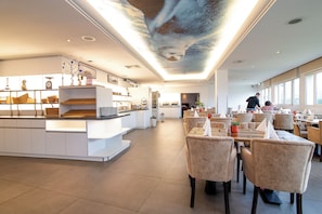 Buffet déjeuner (12 EUR par personne)