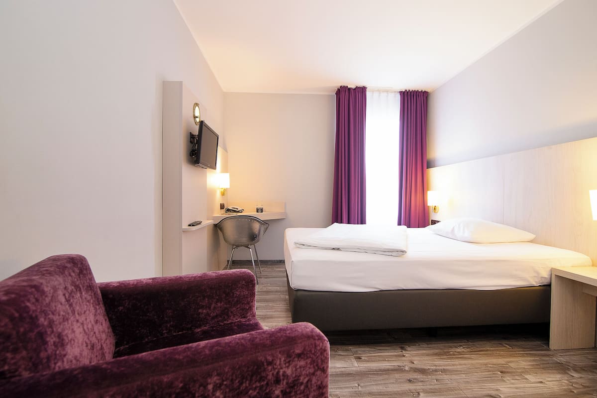 Standard Room (Courtyard View) | In-room safe, desk, soundproofing, iron/ironing board