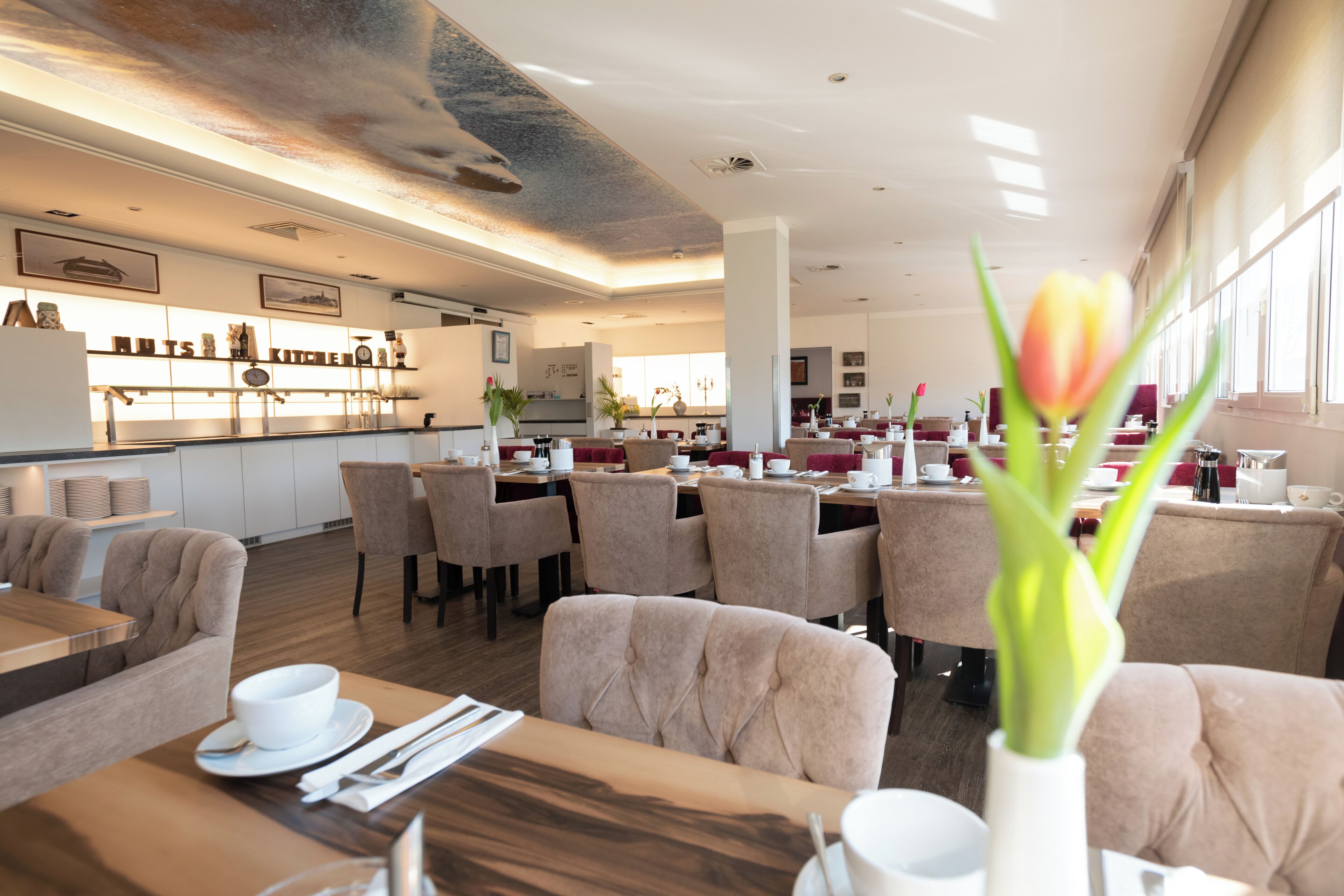 breakfast, lunch, dinner served; international cuisine