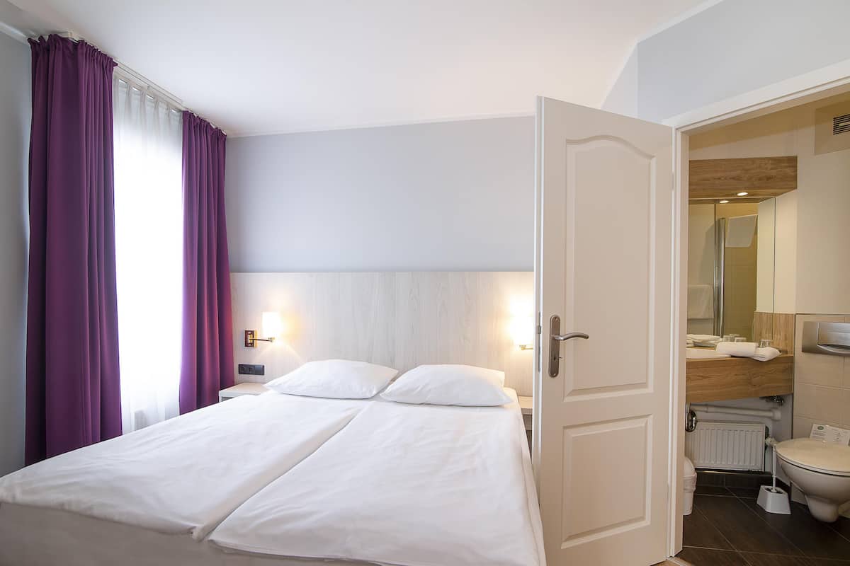 Zimmersafe, Schreibtisch, schallisolierte Zimmer, Bügeleisen/Bügelbrett