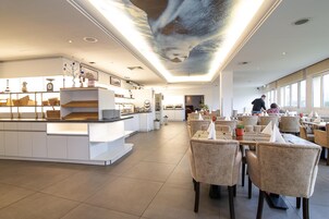 Desayuno buffet todos los días (con cargo)